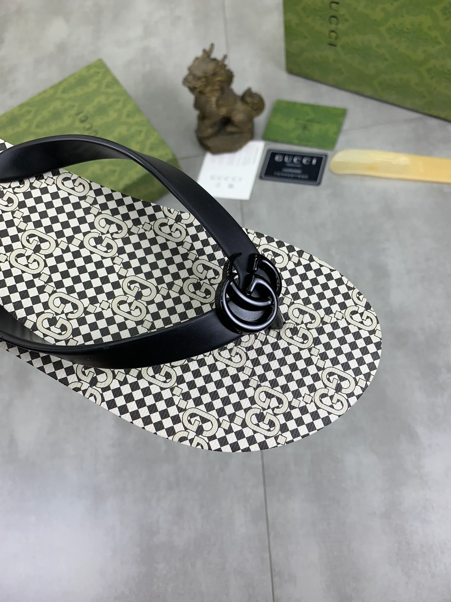 Men's men's shoes 💰P220💰【New style】🆘【GUCCI】Official website's popular Gucci adult couple 🧑‍🤝‍🧑 style, children's flip-flops are on sale at the counter simultaneously! Original fabric imported from Italy. Original bottom provided by the original factory. Size: Adult 36-45. Children’s size: 30-37. Multiple colors available.